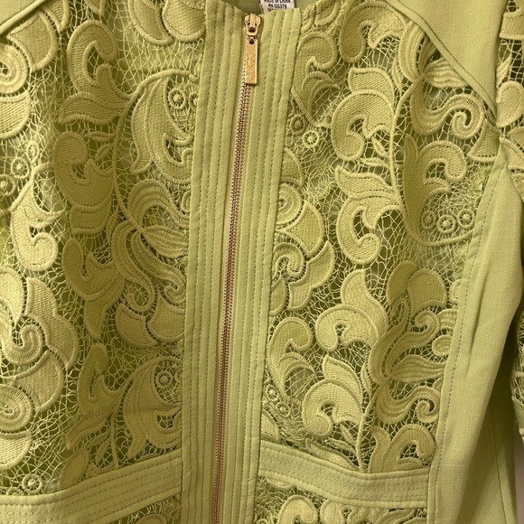 Elegant Green Blazer with Floral Lace Overlay - Picture 2 of 6